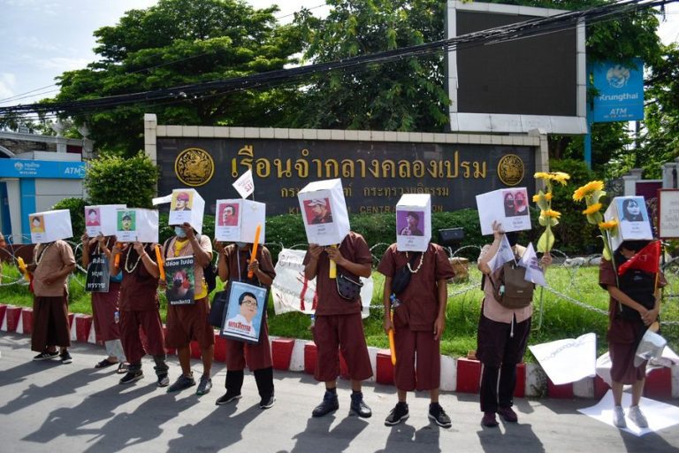 บรรยากาศ “เดินหยุดขัง” จากเรือนจำคลองเปรมถึงศาลอาญา ถนนรัชดา​