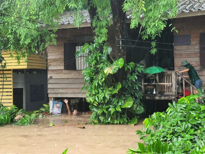 ประมวลสถานการณ์น้ำจังหวัดเชียงใหม่​‘สวนอัญญา-คลองแม่ข่า-จอมทอง’ น้ำท่วมหนัก ชาวบ้านเร่งขนของหนีน้ำ หลังฝนตกตลอดวัน​